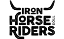 Ein Logo mit dem Schriftzug "Iron Horse Riders" und stilisierten Hörnern. Die Gestaltung ist rustikal und vermittelt ein Gefühl von Abenteuer.