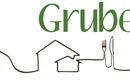 Een minimalistisch logo voor "Gruberhof" met een gestileerd berglandschap, een huis en agrarische symbolen. De kleuren zijn groen en bruin, wat de natuur en het thuis symboliseert.
