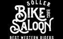 Ein schwarzes Logo mit dem Schriftzug "Söller Bike Saloon" und "Best Western Riders". Das Design vermittelt ein rustikales und einladendes Ambiente.