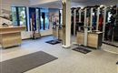 Ein modernes Sportgeschäft mit Skiausrüstung und Zubehör. Die Einrichtung ist hell und einladend, mit Platz für Beratung und Verkauf.