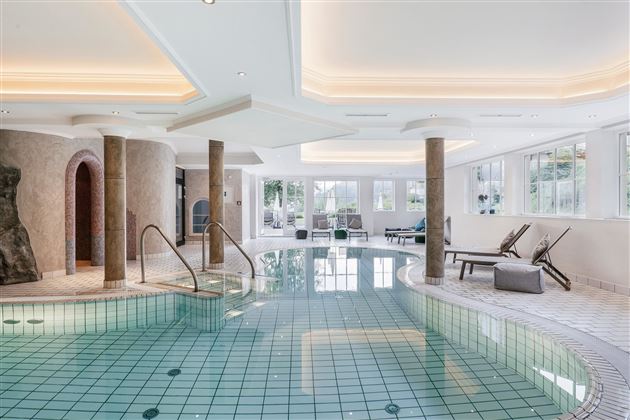 AlpenSchloessl-Hotel-Hallenbad-Entspannungsliegen