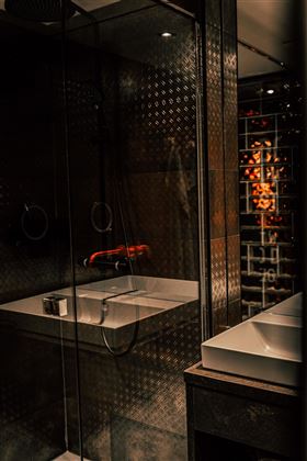 apartment-paint-it-black-badezimmer