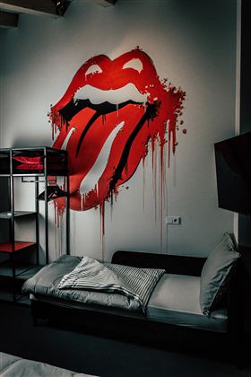 apartment-paint-it-black-schlafsofa