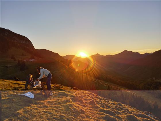 In autumn, almost anything is possible: flying kites, exploring alpine pastures, tasting fresh cheese, and then experiencing the sunset in the mountains...