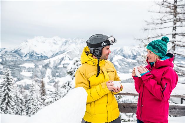 paar-im-winter-auf-der-terrasse-kitzbueheler-alpen