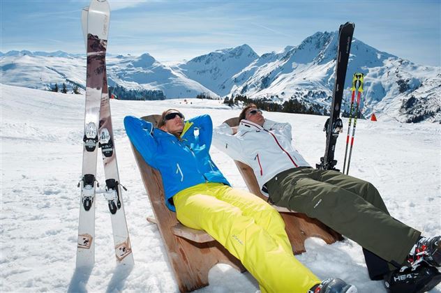 skifahrer-auf-der-sonnenterrasse-im-skigebiet-kirc