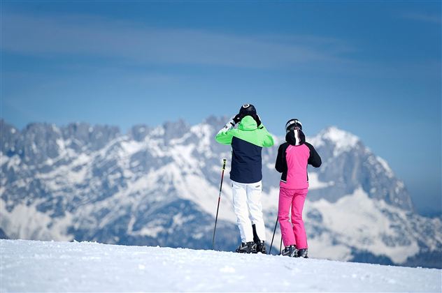 skifahrer-geniessen-die-aussicht-auf-den-wilden-ka