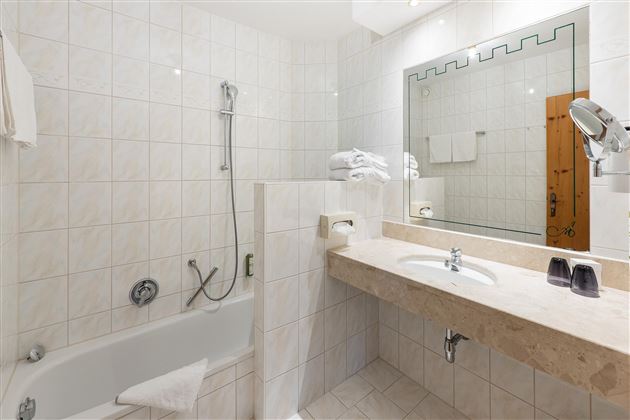 Söll-Badezimmer-Doppelzimmer-Hotel-AlpenSchlössl