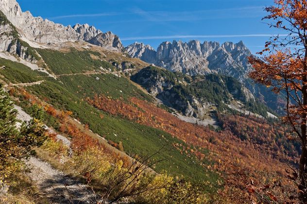 wanderurlaub im herbst in der bergwelt