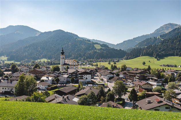 wilder-kaiser-ortsansicht-soell-sommer