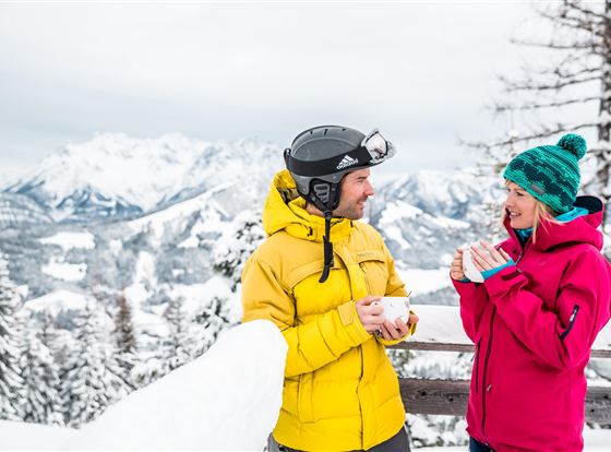 paar-im-winter-auf-der-terrasse-kitzbueheler-alpen