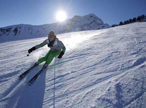 Der Gratis Skibus, hält direkt vor dem Hotel und bringt Sie, in ca. 10 Minuten, in eines der größten Skigebiete Österreichs, in die Skiwelt Wilder Kaiser Brixental. (Anbieter des Skibus ist der Tourismusverband Kufsteinerland)  Auch wieder Retour von Hopfgarten Talstation