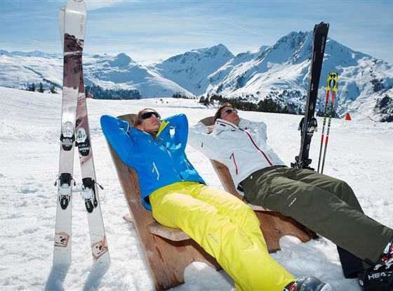 skifahrer-auf-der-sonnenterrasse-im-skigebiet-kirc