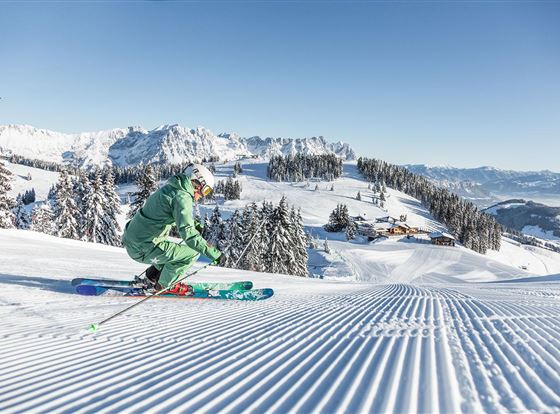 skifahrerin-vor-der-hohen-salve-skiwelt-wilder-kai