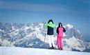 skifahrer-geniessen-die-aussicht-auf-den-wilden-ka