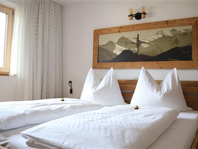 2. Schlafzimmer links