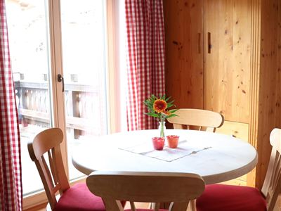 2. Zimmer rechts Tisch