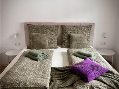 Double room, shower, toilet, facing the road