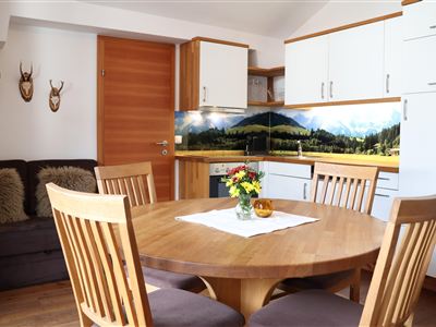 5. Zimmer Tisch