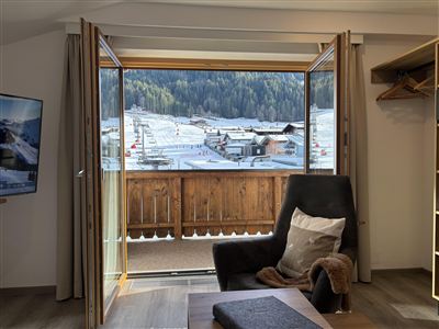 Wohnraum mit großem, sonnigen Balkon. Mit Aussicht auf die Skiwiese von Westendorf.