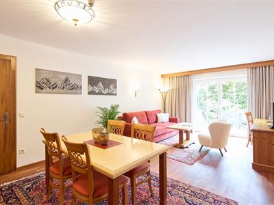 APP Suite 26 Wohnzimmer mit Tisch