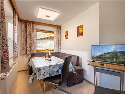 Gemütliche Sitzecke mit großem Tisch in der Wohnküche.