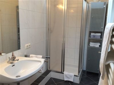 Studio, shower and bath, toilet, no smoker