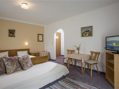 room with 4 beds with shower, WC