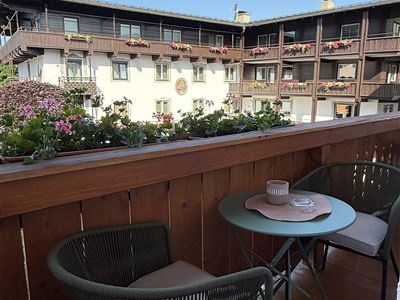 Twin room, shower, toilet, balcony