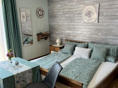 double room with running hot/cold water