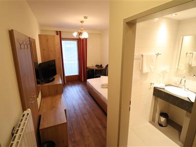 single room with shower or bath tube, WC