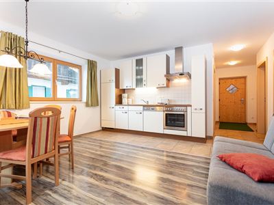Comfortabele woon / slaapkamer met moderne satelliet-tv.
