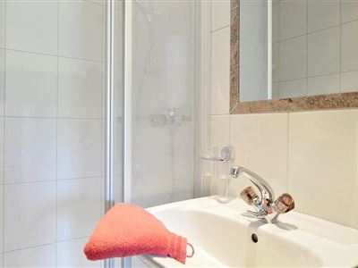 Double room, shower, toilet, north