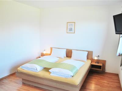 1 bedroom, comb liv.-bedr/shower/WC