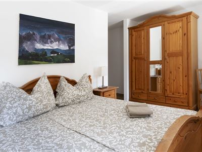 Double room, shower and bath, toilet, facing the garden