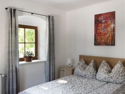 Double room, shower and bath, toilet, facing the garden