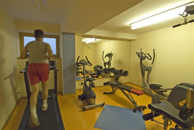 _Fitnessraum mit den neuesten Geräten