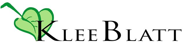 <description>
Een logo met een gestileerd klaverblad in groene kleur. De tekst "KleeBlatt" is in elegante lettertype geschreven.
</description>