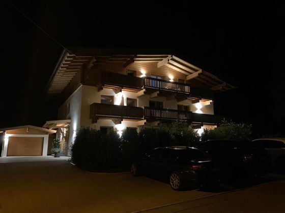 2. Bild Haus im Dunkeln