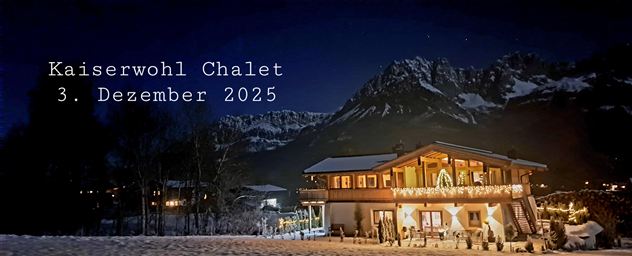 Ein malerisches Chalet in den Bergen, umgeben von Schnee. Der Nachthimmel ist klar und die Lichter des Chalets strahlen einladend.