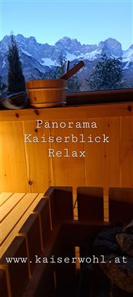 Ein entspannender Blick auf die Berge von einem gemütlichen Raum aus. Die Holzdetails und die Sauna-Ausstattung laden zum Relaxen ein.