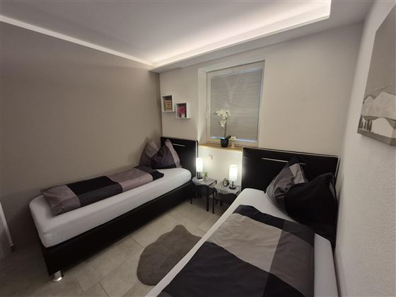 Die sanfte Beleuchtung schafft eine einladende Atmosphäre.