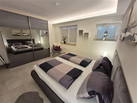 Die sanfte Beleuchtung und dekorativen Elemente verleihen dem Raum eine gemütliche Atmosphäre.