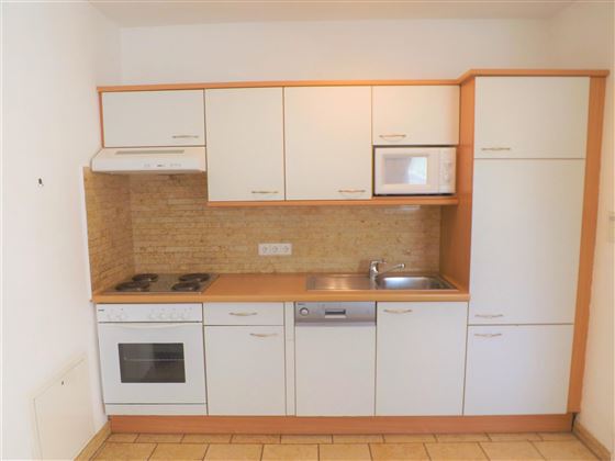 2/4 PERSON - KITCHEN (INC DISHWASHER)