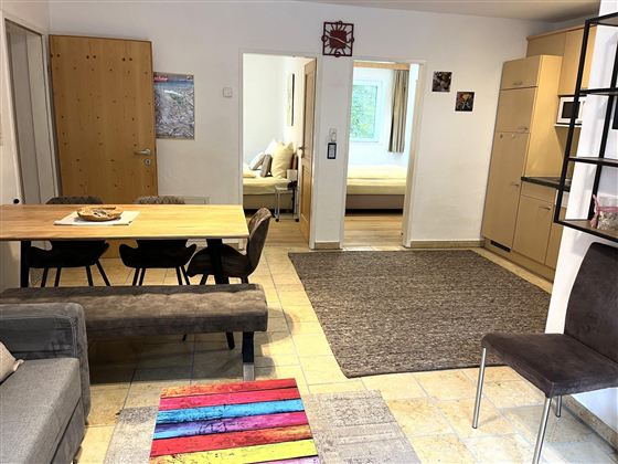 Ein helles Wohnzimmer mit einem Esstisch und Stühlen. Die Wohnung hat einen modernen Stil und wirkt einladend.