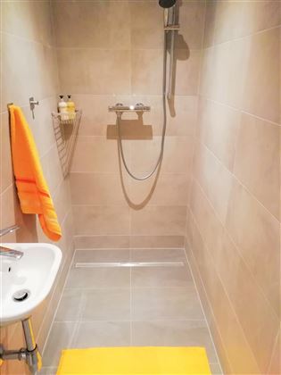 6/8 PERSON - SHOWER ROOM