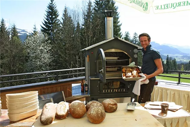 Andi beim Holzofenbrot-backen