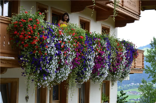 Angela und ihr Blumenschmuck