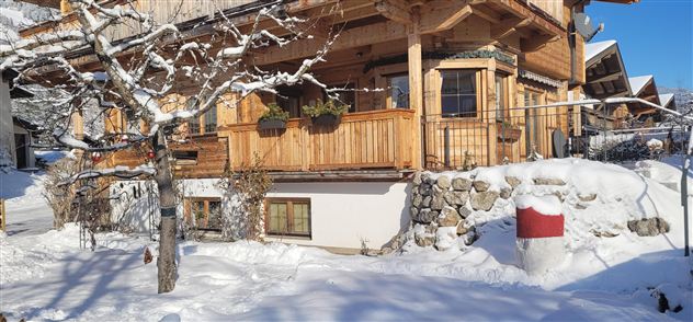Ansicht des Appartements Chalet Berta mit Terrasse und Balkon