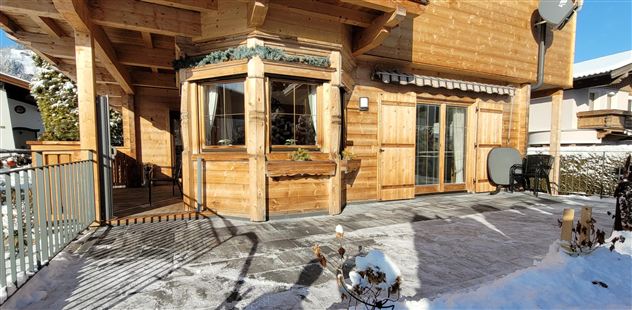 Ansicht des Appartements Chalet Berta mit Terrasse vor dem Wohnzimmer